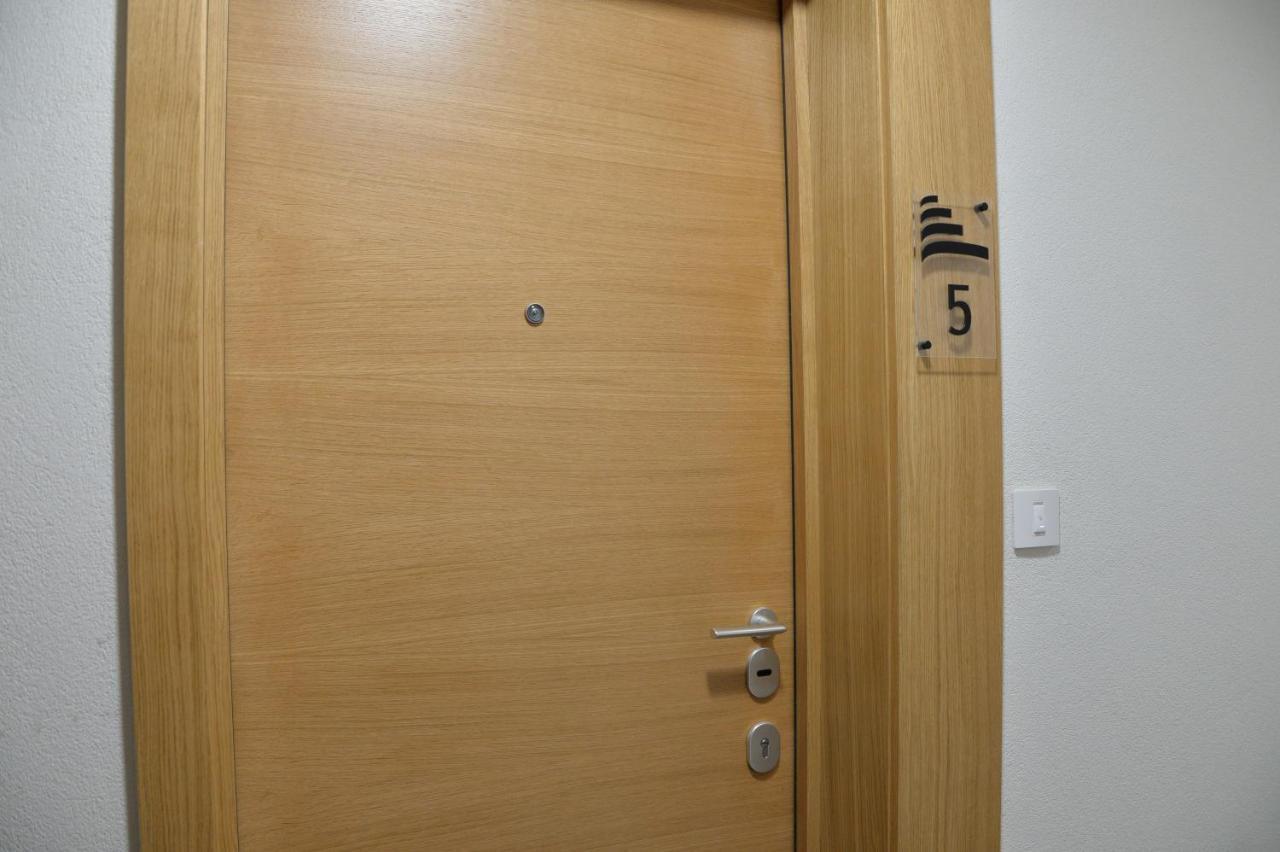 Pupin Palata Business Apartman B5 Novi Sad Buitenkant foto
